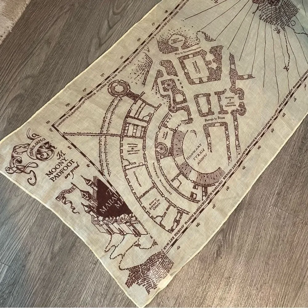 HARRY POTTER Maraudar’s Map Cream & Burgundy Scarf